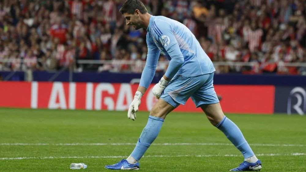 Thibaut Courtois tuvo que aguantar cómo le llovían varios objetos en el último derbi madrileño del pasado 29 de septiembre. Thibaut Courtois tuvo que aguantar cómo le llovían varios objetos en el último derbi madrileño del pasado 29 de septiembre.
