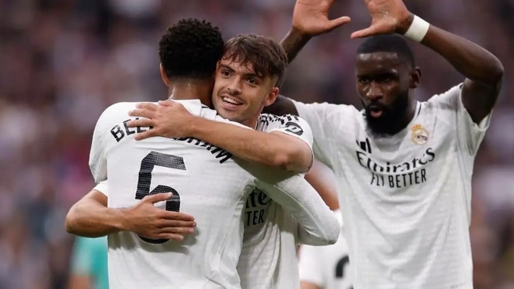 Raúl Asencio, abrazándose con Jude Bellingham y, de fondo, Antonio Rudiger. Raúl Asencio, abrazándose con Jude Bellingham y, de fondo, Antonio Rudiger.