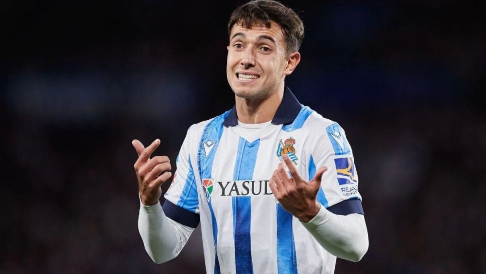 Martin Zubimendi lamentándose de una acción en un partido con la Real Sociedad Martin Zubimendi lamentándose de una acción en un partido con la Real Sociedad