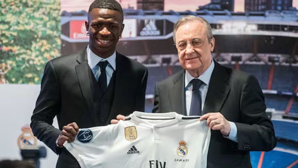 Vinicius Junior, junto a Florentino Pérez, en su presentación como jugador del Real Madrid. Vinicius Junior, junto a Florentino Pérez, en su presentación como jugador del Real Madrid.