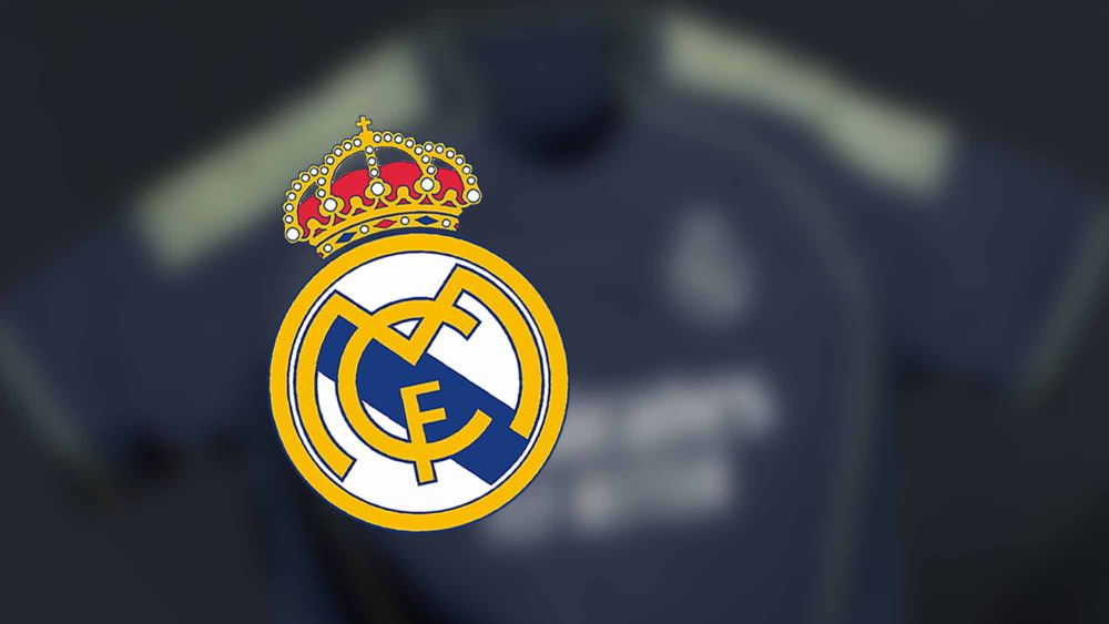Supuesta camiseta de visitante del Real Madrid con escudo Supuesta camiseta de visitante del Real Madrid con escudo
