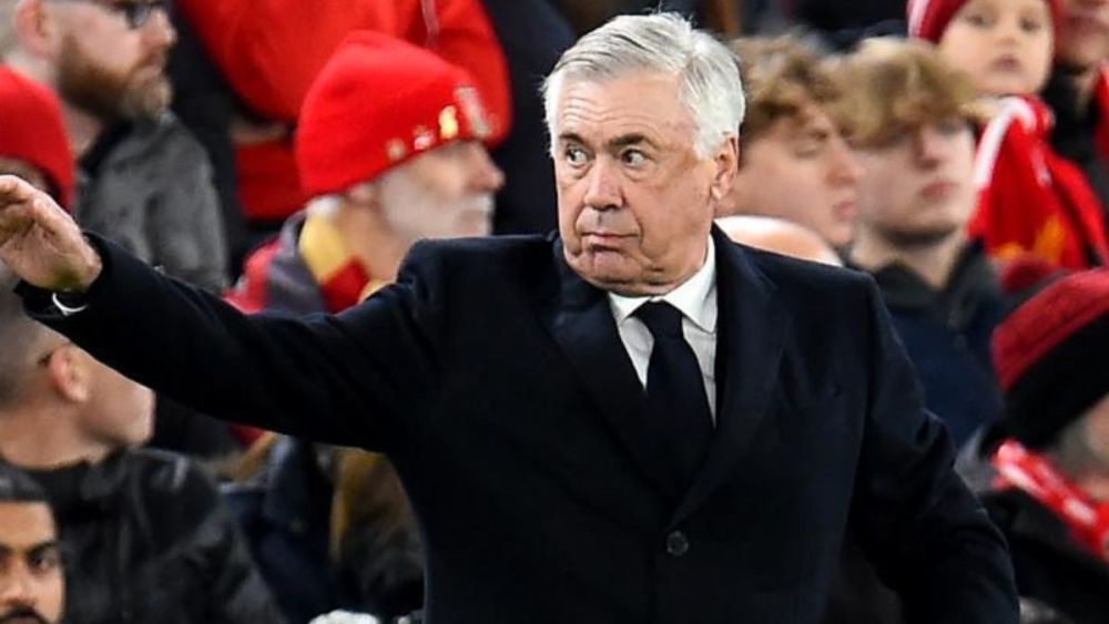 Ancelotti dando órdenes durante el partido en Anfield Ancelotti dando órdenes durante el partido en Anfield