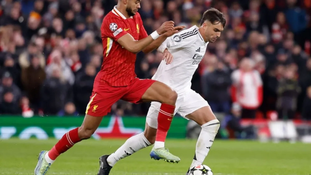 Raúl Asencio cortando una jugada en Anfield Raúl Asencio cortando una jugada en Anfield