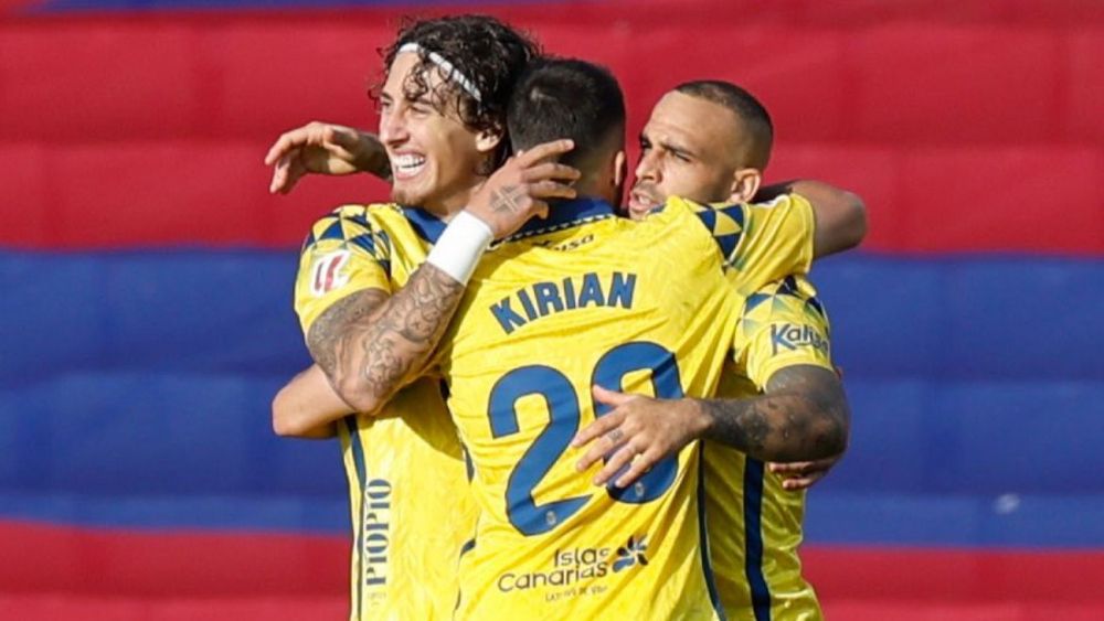 Jugadores de Las Palmas celebrando un gol en Montjuic Jugadores de Las Palmas celebrando un gol en Montjuic