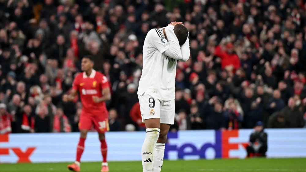 Kylian Mbappé frustrado contra el Liverpool