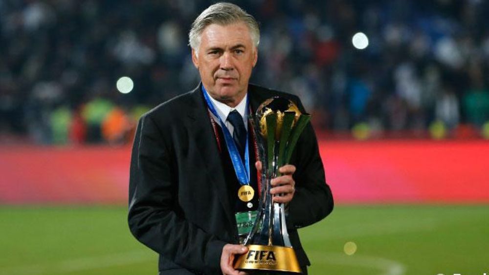 Carlo Ancelotti, posando con un Mundial de Clubes ganado con el Real Madrid.