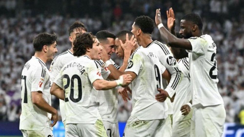 Jugadores del Real Madrid arropando a Mbappé tras su gol en la tarde de hoy Jugadores del Real Madrid arropando a Mbappé tras su gol en la tarde de hoy