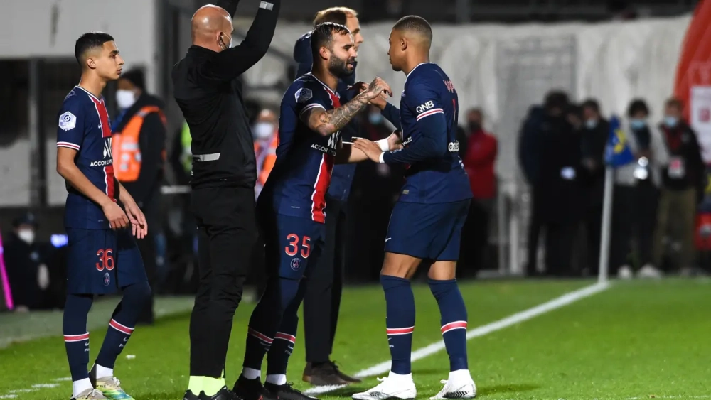 Momento en el que Jesé Rodríguez salta al campo por Kylian Mbappé en el PSG. Momento en el que Jesé Rodríguez salta al campo por Kylian Mbappé en el PSG.
