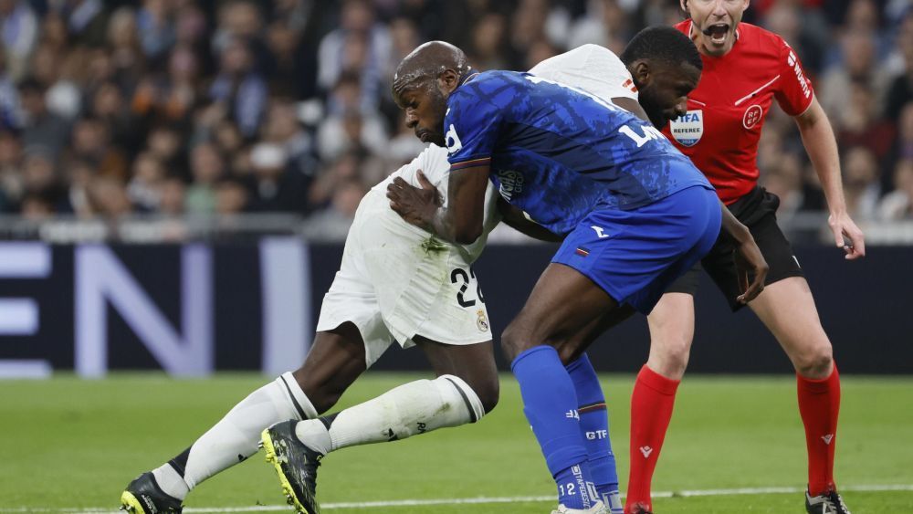 El momento preciso en el que Nyom agarra descaradamente a Rudiger en el área. El momento preciso en el que Nyom agarra descaradamente a Rudiger en el área.