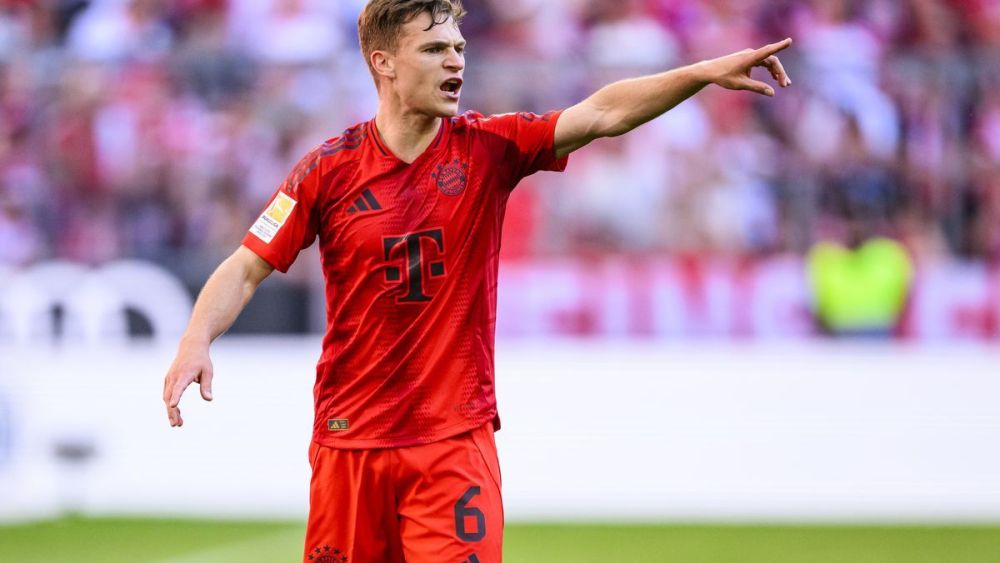 Joshua Kimmich con el Bayern de Múnich dando instrucciones Joshua Kimmich con el Bayern de Múnich dando instrucciones