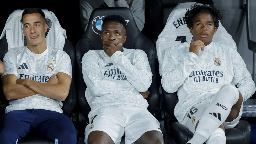 Endrick, junto a Lucas Vázquez y Vinicius, en el banquillo del Santiago Bernabéu. Endrick, junto a Lucas Vázquez y Vinicius, en el banquillo del Santiago Bernabéu.