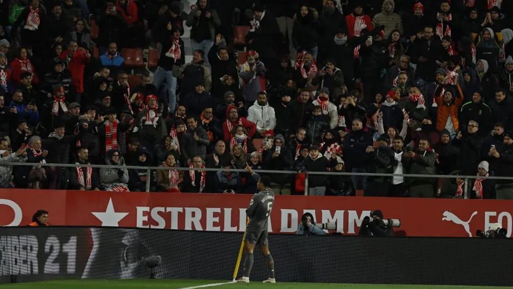 Jude Bellingham, celebrando el gol de este sábado contra el Girona en el banderín de córner. Jude Bellingham, celebrando el gol de este sábado contra el Girona en el banderín de córner.