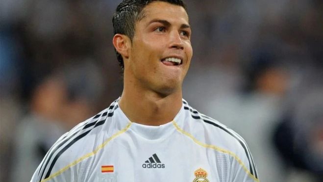 Cristiano Ronaldo, con la primera camiseta que vistió del Real Madrid. Cristiano Ronaldo, con la primera camiseta que vistió del Real Madrid.