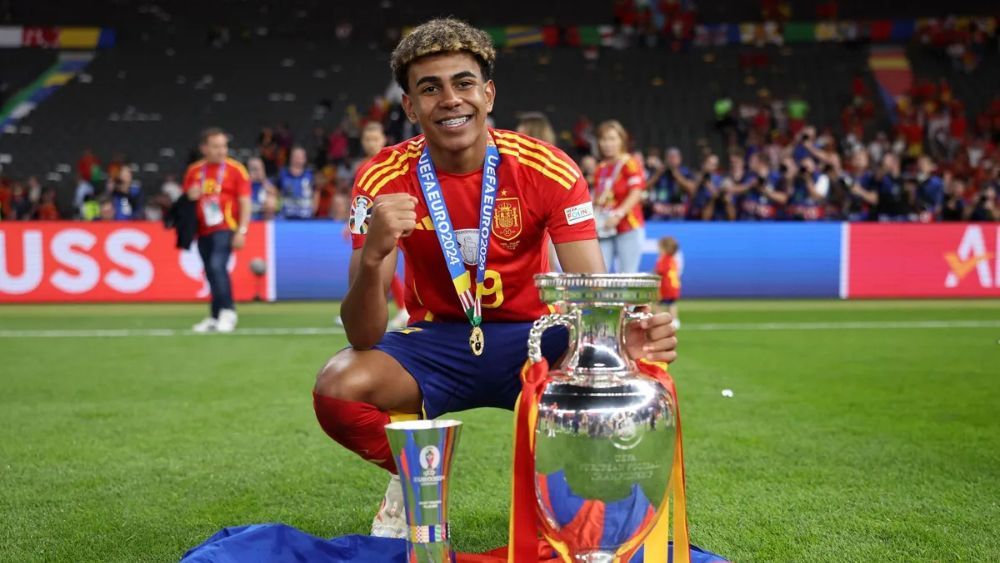 Lamine Yamal, con la Eurocopa ganada por la Selección española el pasado verano. Lamine Yamal, con la Eurocopa ganada por la Selección española el pasado verano.