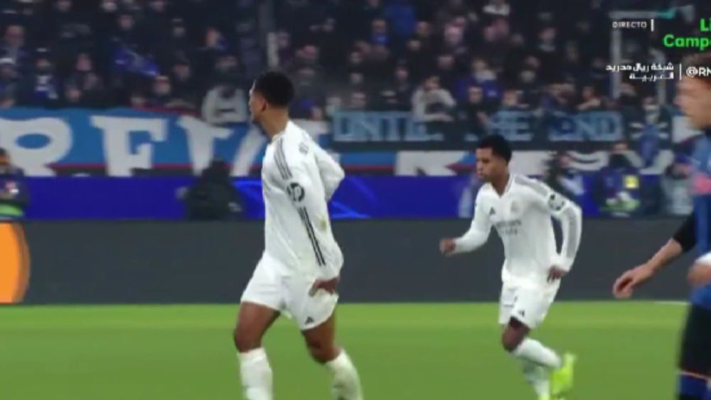 Bellingham llevándose la mano al muslo