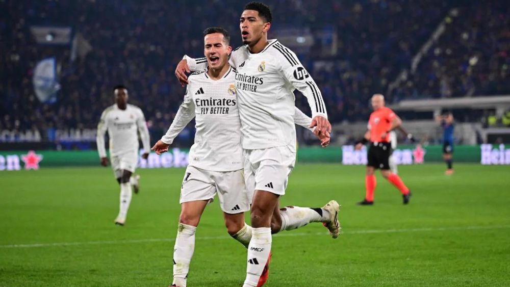 Jude Bellingham y Lucas Vázquez, celebrando el gol del primero, en el partido contra la Atalanta.