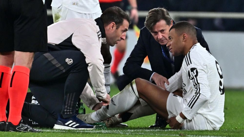 Kylian Mbappé acabó lesionado el partido contra la Atalanta.