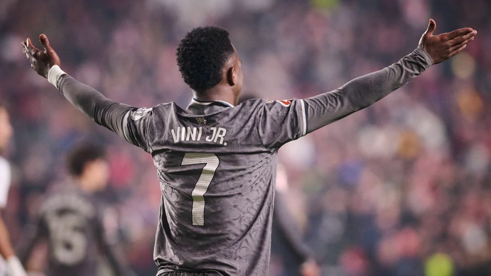 Vinicius protestando la acción del penalti