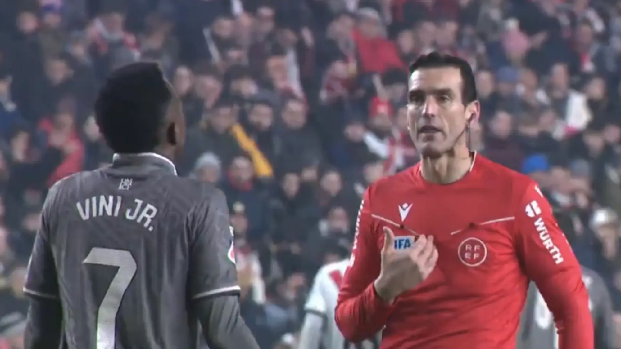 Vinicius Junior, con Juan Martínez Munuera, durante la conversación que ha descifrado DAZN. Vinicius Junior, con Juan Martínez Munuera, durante la conversación que ha descifrado DAZN.