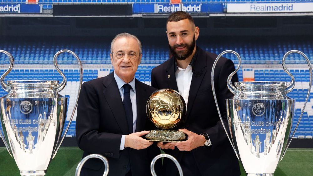 Florentino Pérez y Karim Benzema, en la despedida del futbolista del Santiago Bernabéu.