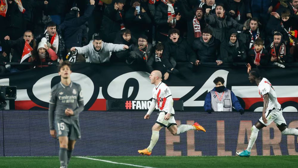 El Rayo le rascó un punto al Madrid antes de que juegue este miércoles la final de la Copa Intercontinental. El Rayo le rascó un punto al Madrid antes de que juegue este miércoles la final de la Copa Intercontinental.
