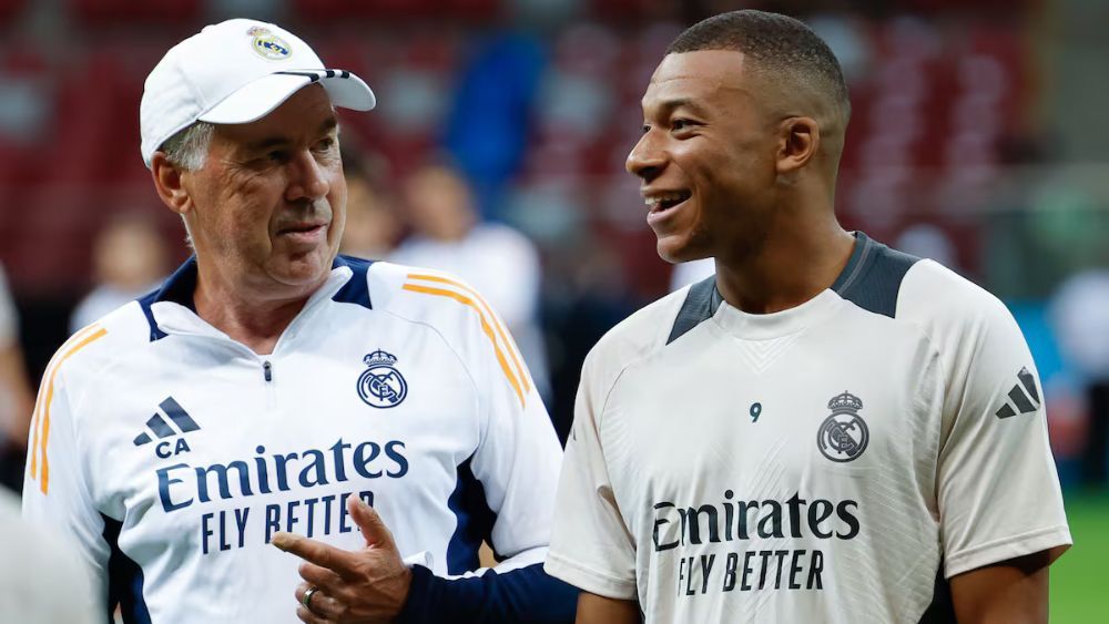 Carlo Ancelotti y Kylian Mbappé, durante un entrenamiento de este verano con el Real Madrid. Carlo Ancelotti y Kylian Mbappé, durante un entrenamiento de este verano con el Real Madrid.