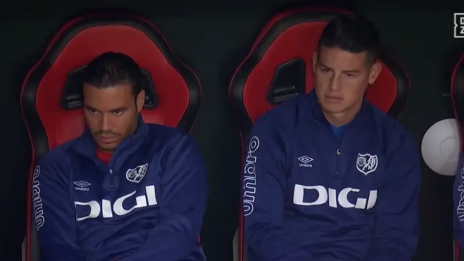 Raúl de Tomás y James Rodríguez en el banquillo del Rayo