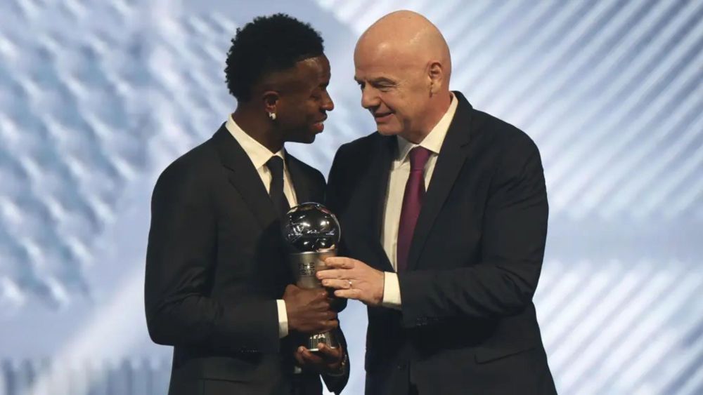 Vinicius Junior recoge el premio The Best FIFA 2024 de manos de Gianni Infantino, presidente de la institución que gobierna las federaciones de fútbol a nivel global. Vinicius Junior recoge el premio The Best FIFA 2024 de manos de Gianni Infantino, presidente de la institución que gobierna las federaciones de fútbol a nivel global.