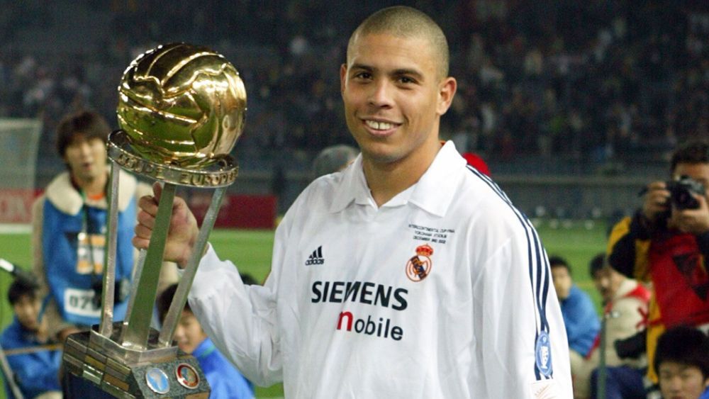 Ronaldo Nazario, con la última Copa Intercontinental que el Real Madrid ganó, en el año 2002. Ronaldo Nazario, con la última Copa Intercontinental que el Real Madrid ganó, en el año 2002.