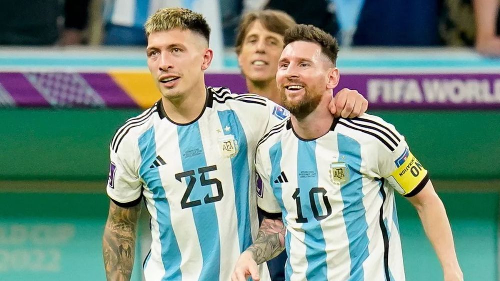 Lisandro Martínez, junto a Leo Messi, en un partido con la Selección argentina.
