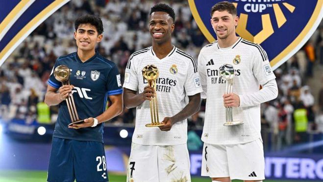 Vinícius Jr. posa con el trofeo a mejor jugador de la Copa Intercontinental 2024.