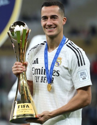 Lucas Vázquez con la Copa Intercontinental Lucas Vázquez con la Copa Intercontinental