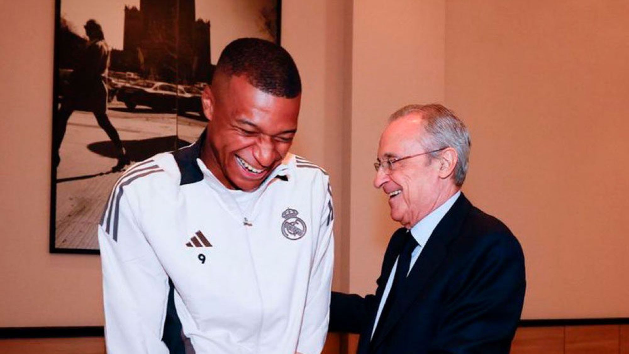 Florentino Pérez y Kylian Mbappé, sonrientes, durante la pretemporada del Real Madrid de este verano.