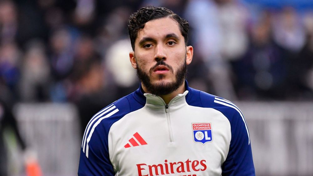 Ryan Cherki antes de empezar un partido con el Lyon Ryan Cherki antes de empezar un partido con el Lyon