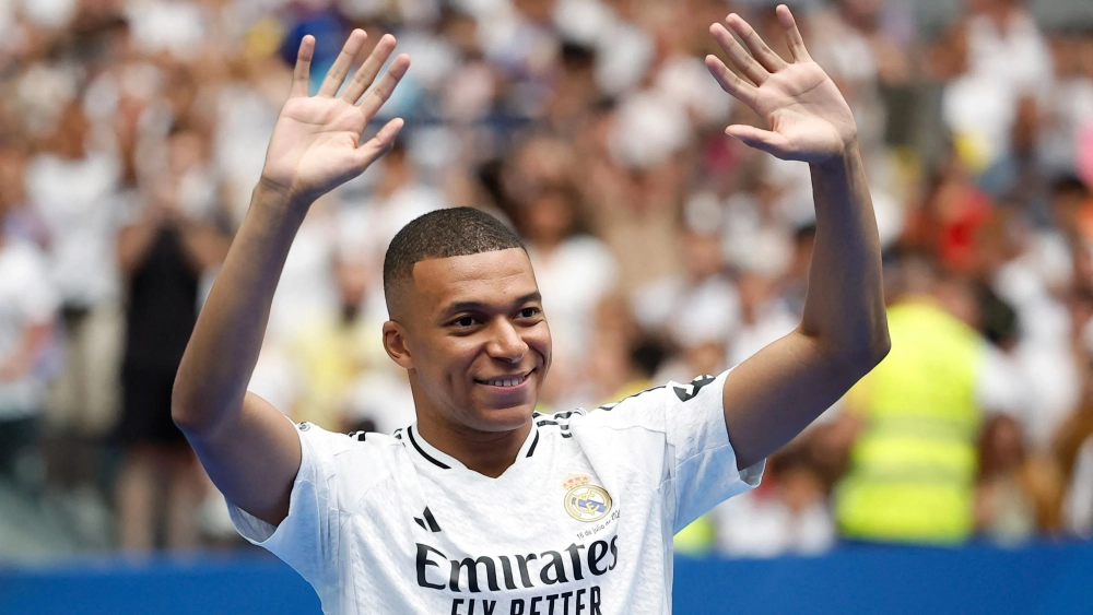 Kylian Mbappé saludando al madridismo en su presentación Kylian Mbappé saludando al madridismo en su presentación