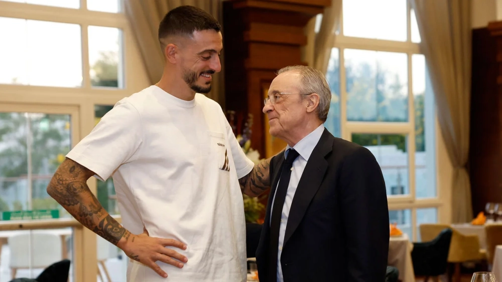 Joselu saludando a Florentino Pérez