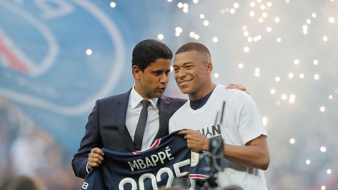 Mbappé con Al Khelaïfi el día de su última renovación