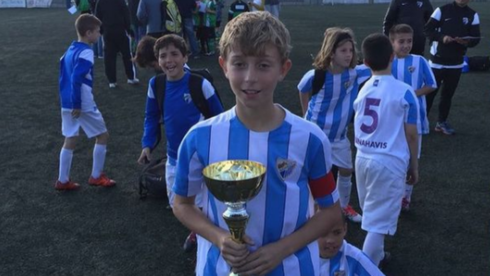 Dean Huijsen con el Málaga celebrando un torneo de fútbol base Dean Huijsen con el Málaga celebrando un torneo de fútbol base