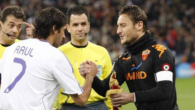 Totti y Raúl en uno de los cruces de Champions entre el Real Madrid y AS Roma 