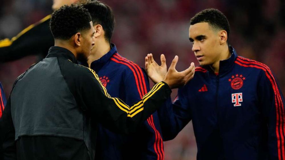 Jude Bellingham y Jamal Musiala, saludándose en uno de los últimos enfrentamientos entre Real Madrid y Bayern Múnich en la Liga de Campeones.