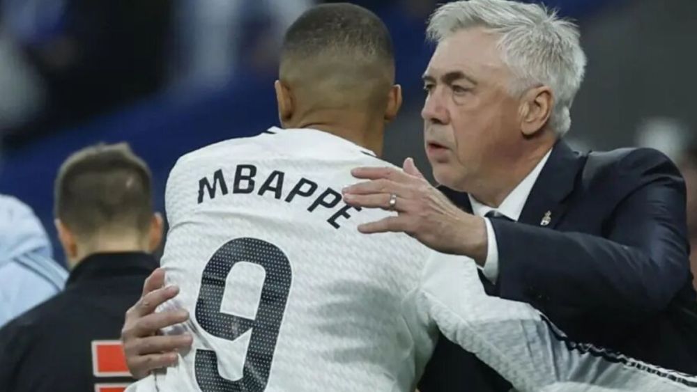 Carlo Ancelotti abrazando a Mbappé después del 1 0 Carlo Ancelotti abrazando a Mbappé después del 1 0