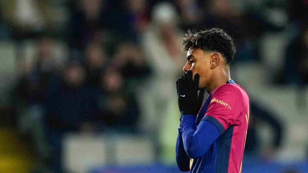 Lamine Yamal lamentándose de una acción durante un partido del Barça Lamine Yamal lamentándose de una acción durante un partido del Barça