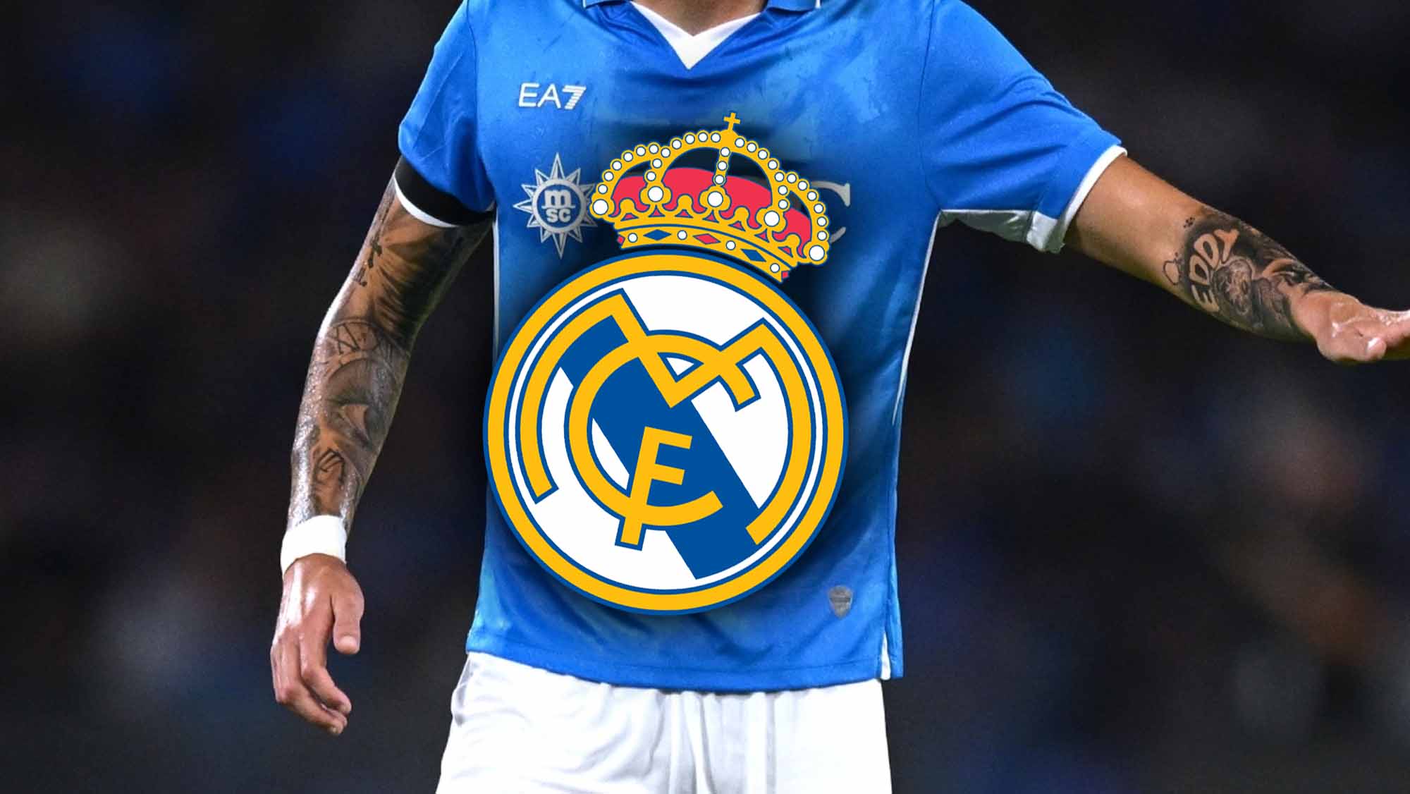 Jugador de incógnito del Napoli y escudo RM