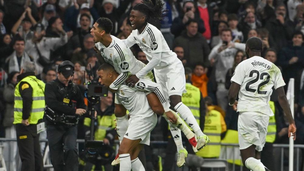 Kylian Mbappé, celebrando su gol contra el Sevilla con algunos de sus compañeros. Kylian Mbappé, celebrando su gol contra el Sevilla con algunos de sus compañeros.