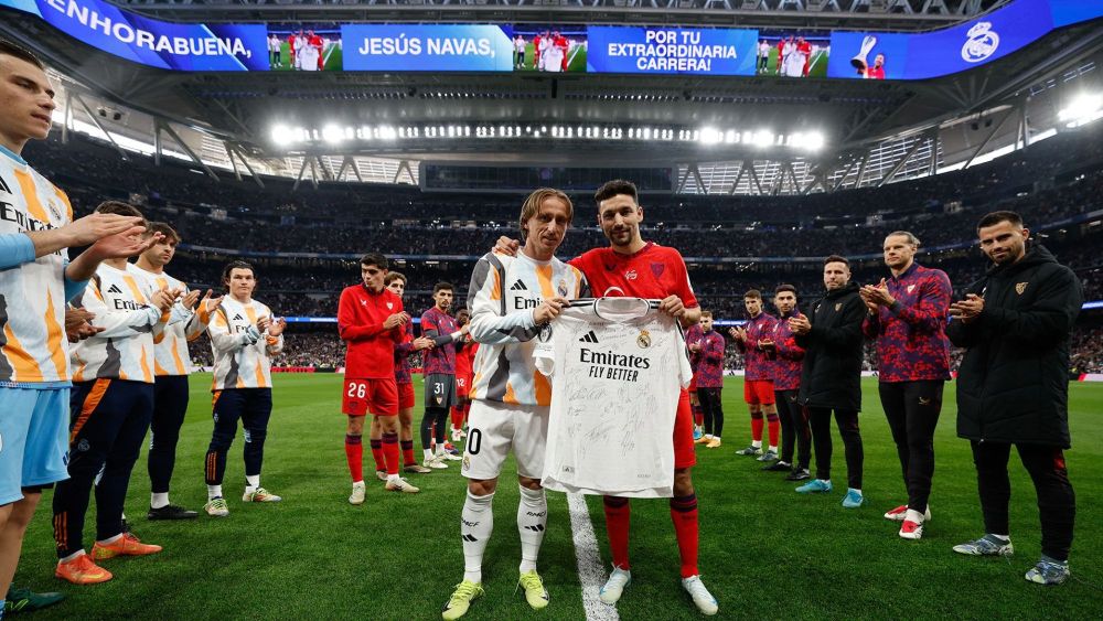 Jesús Navas recibió un sentido homenaje en el Santiago Bernabéu. Jesús Navas recibió un sentido homenaje en el Santiago Bernabéu.