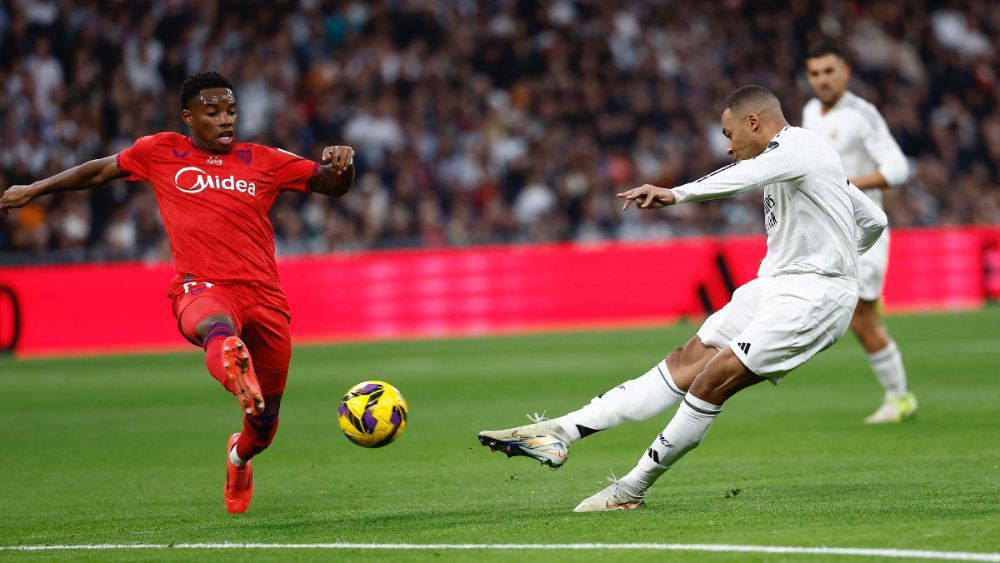 Kylian Mbappé, en el disparo de su gol contra el Sevilla. Kylian Mbappé, en el disparo de su gol contra el Sevilla.