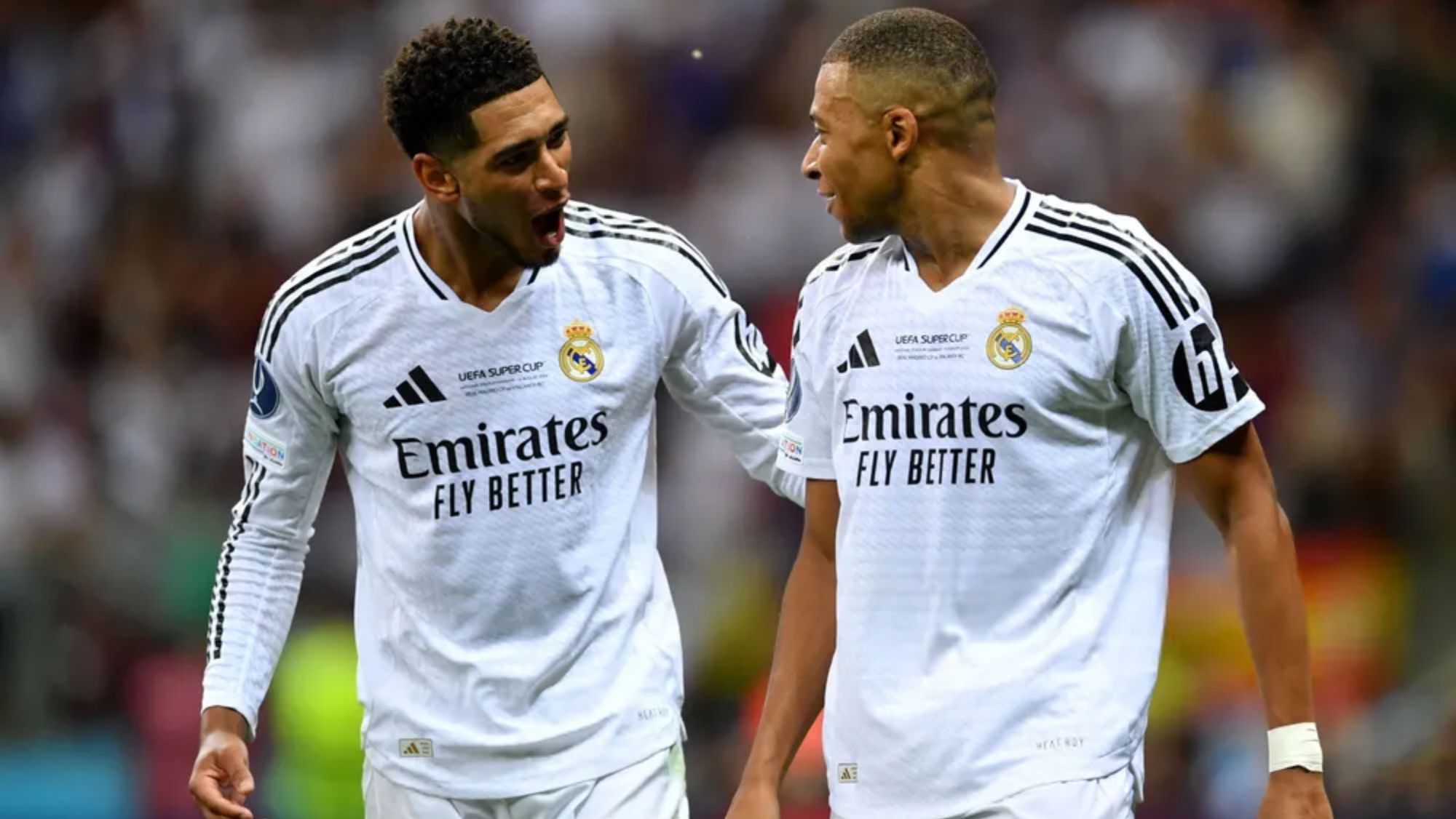 Jude Bellingham y Kylian Mbappé, conversando durante un partido de este temporada con el Real Madrid.