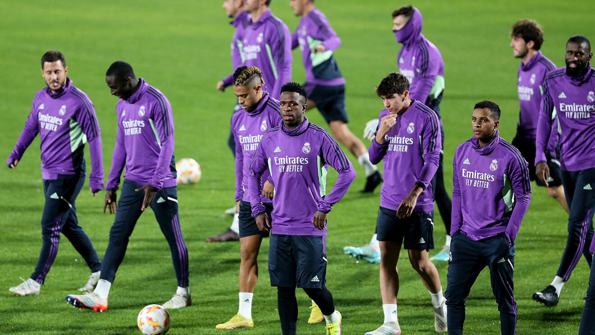 Caras largas en el Real Madrid: las primeras imágenes del vestuario tras perder el clásico