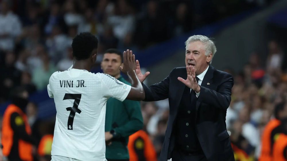 Vinicius Junior y Carlo Ancelotti, celebrando un gol del primero, durante un partido de esta temporada. Vinicius Junior y Carlo Ancelotti, celebrando un gol del primero, durante un partido de esta temporada.