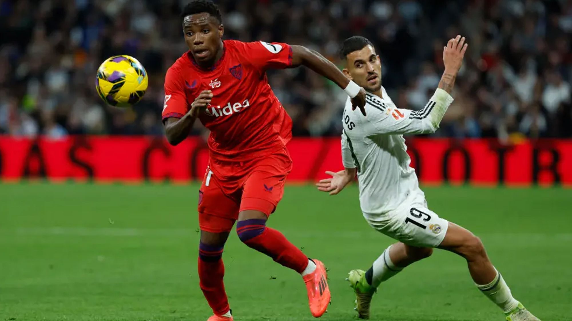 Dani Ceballos enfrentándose al Sevilla en el Santiago Bernabéu.